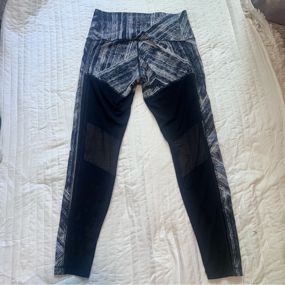 LULULEMON Hot To Street Yoga Leggings. Size 10 - Picture 5 of 7